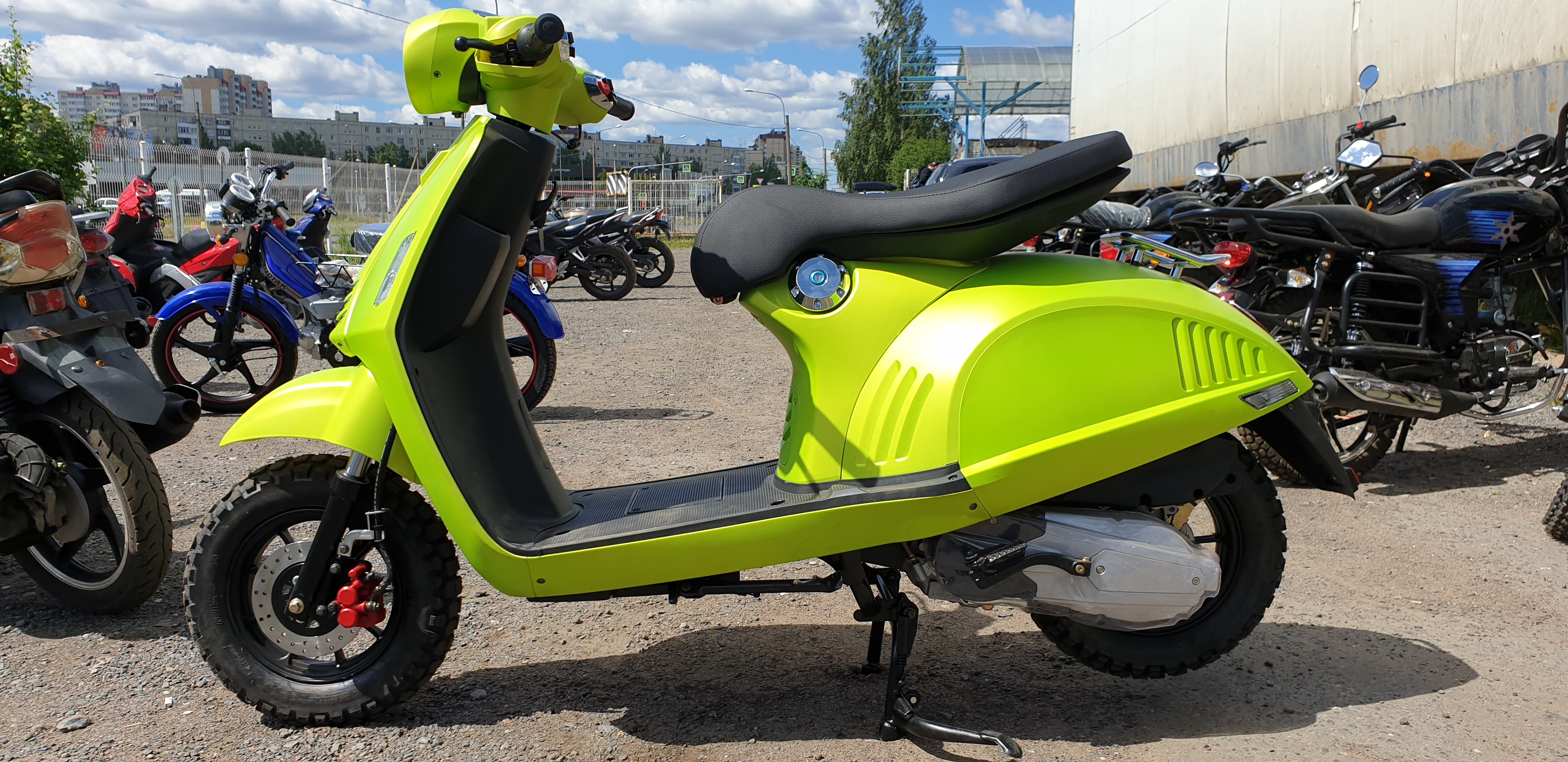 Купить скутер ретро Vespa 946 Armani Replica в Санкт-Петербурге.  Технические характеристики и цена скутера ретро. Купить в кредит в  рассрочку!